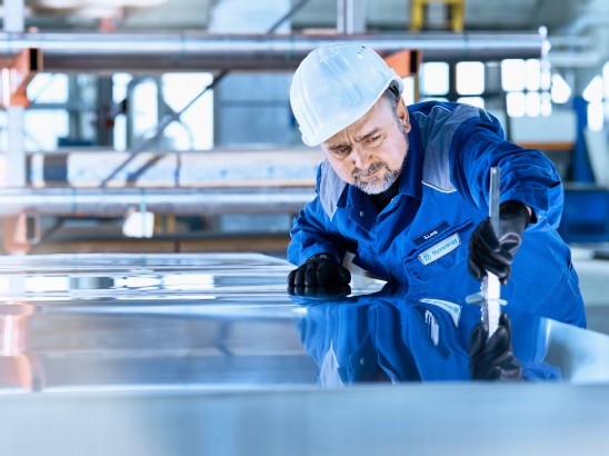 Technicien qui prend soin de la matière